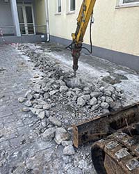 Mini bager- sečenje i razbijanje betona za kišnu kanalizaciju